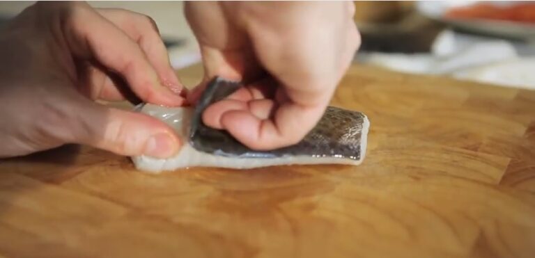 Cómo retirar la piel del pescado