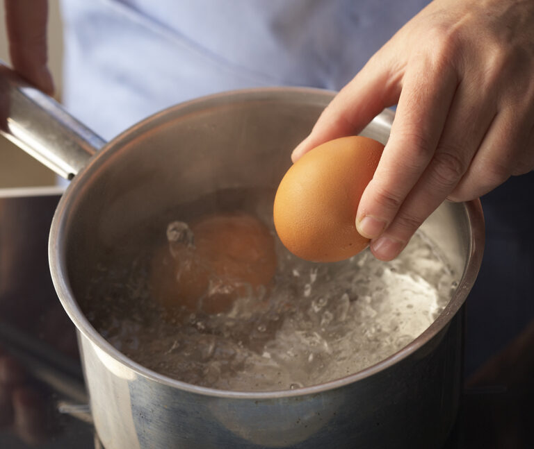 Que no se rompan los huevos al cocerlos