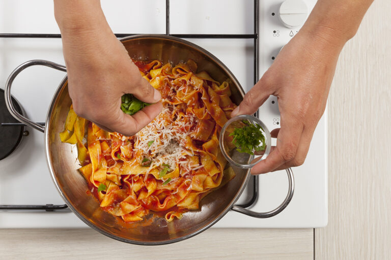 Agrega el perejil fresco