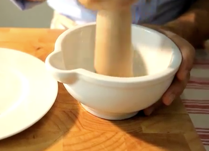 Machacar los ajos en el mortero&nbsp; uno de los secretos culinarios mejor guardados es la técnica de machacar los ajos en un mortero.