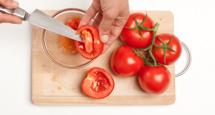 Te damos un truquito para que tu crema de tomate sea más espesa: antes de cocinar los tomates, córtalos los tomates por la mitad, quita el interior y déjalos boca abajo durante al menos 15 minutos.