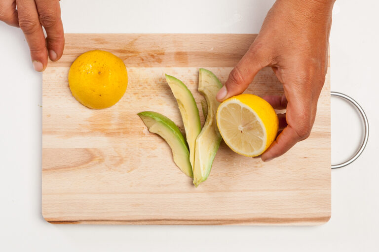Si no quieres que el aguacate este se oxide y coja un desagradable color oscuro, solo debes rociarlo con el jugo de limón.