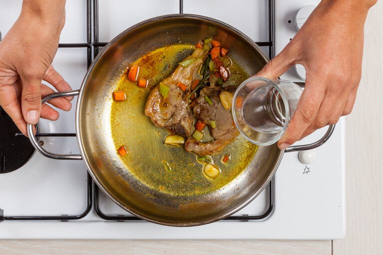 Evapora el licor con el cordero