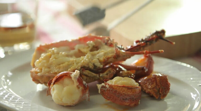 Como la gran mayoría de los crustáceos, las langostas frescas se cocinan vivas, ya que tanto el sabor como las propiedades de su carne se suelen perder en poco tiempo y con gran facilidad.