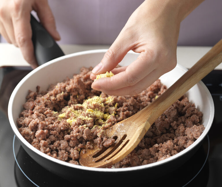 Para que los canelones te queden más jugosos utiliza un 50% de carne picada de ternera y el otro 50% de carne picada que sea de cerdo.