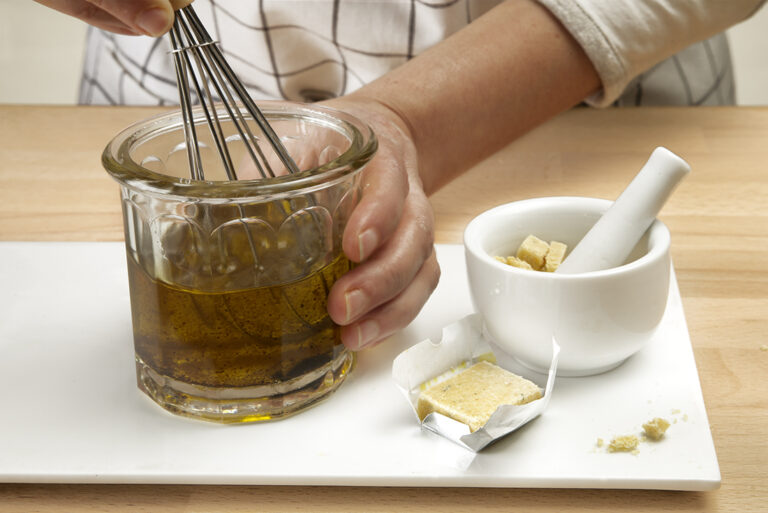 Para que te quede una vinagreta bien rica y original añádele sencillamente una pastilla de avecrem desmenuzada, aceite de oliva y unas gotas de vinagre balsámico.
