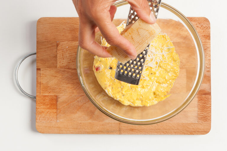 Añadir queso rallado a la masa