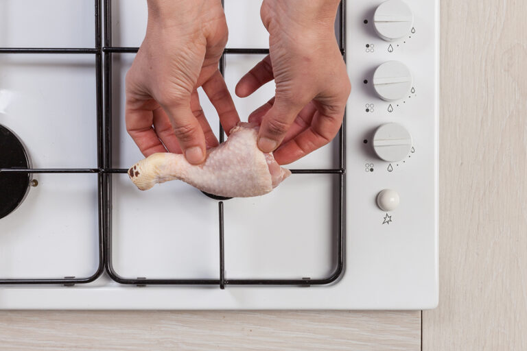 Quita las plumas de los muslos de pollo sin complicaciones