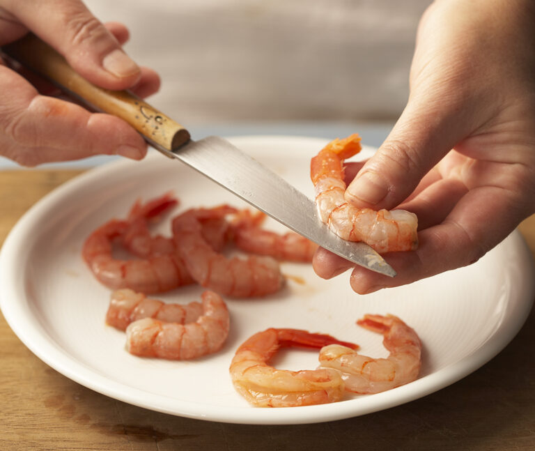Limpia las gambas perfectamente &nbsp; si quieres que las gambas te queden muy limpias, hazles un corte en el lomo con un cuchillo.