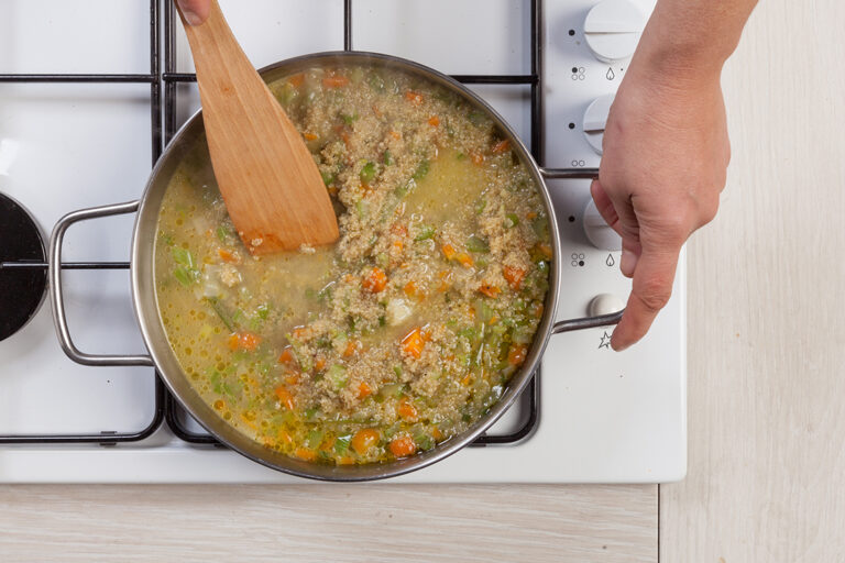 Para evitar tener un quinoa demasiado hecha es mejor añadir agua poco a poco para que se vaya absorviendo.