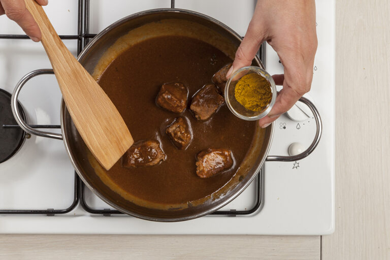 Sazona la salsa con la pastilla de caldo desmenuzada
