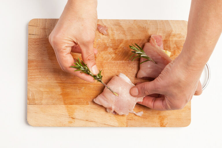 Cierra los rollitos con las ramitas de romero