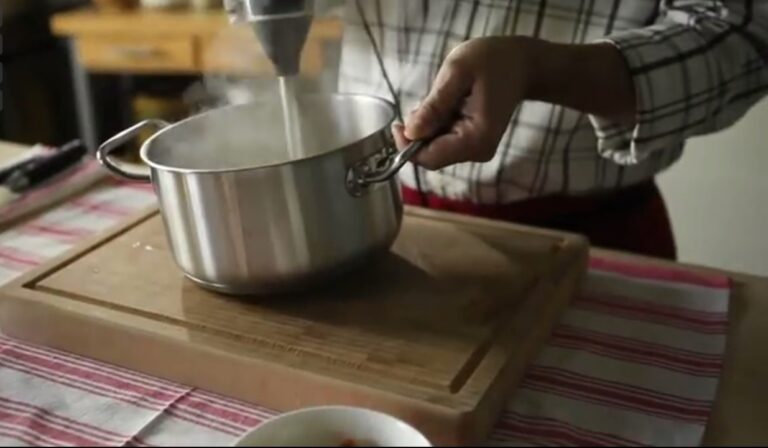 Las cremas de verduras pueden ser tan líquidas o espesas como a nosotros nos apetezcan, ¡no hay normas en esto!
