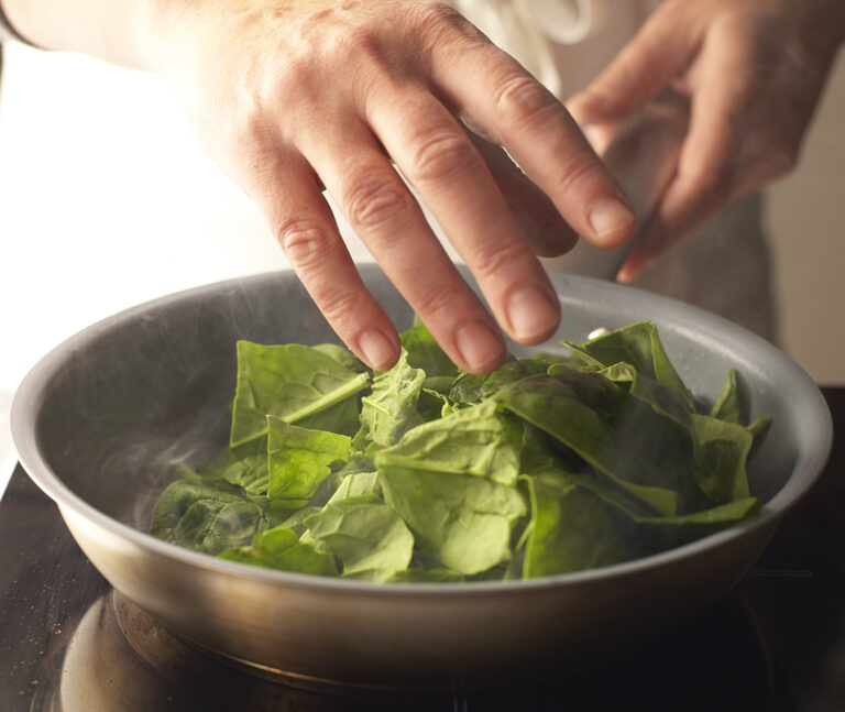 Si quieres que las espinacas te queden aún más sabrosas cuando las cocines échales un poco de caldo casero de verduras.
