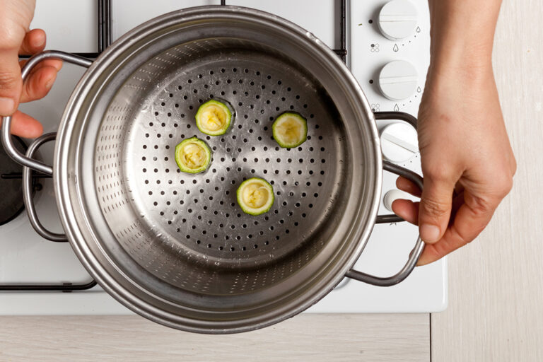 Si no te acaban de convencer los calabacines crudos puedes probar a hacerlos al vapor unos 4-5 minutos.