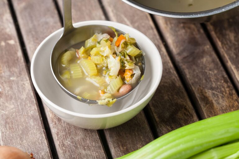 Si la sopa te ha quedado muy densa y quieres conseguir una textura más ligera, añádele un poco de caldo hecho con agua y una pastilla de avecrem desmenuzada.