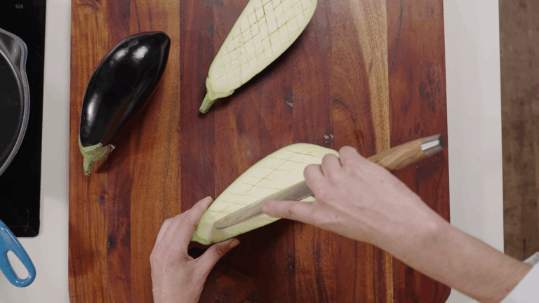 Para que las berenjenas te queden perfectas, es importante que recuerdes este súper truco gallina blanca: el corte inicial de las berenjenas es clave para que se cocinen de manera uniforme y luego puedas mezclarlas con el resto de ingredientes.
