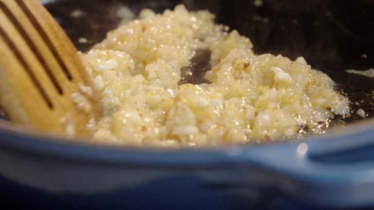 Un truco para que este plato de espaguetis carbonara te quede aún más gustoso y sabroso es cocinar primero el beicon en una sartén y reservarlo después.