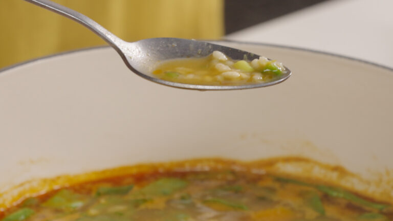 El consejo para que te quede un arroz al punto es apagar el fuego y dejar que se acabe de cocinar en la cazuela y que lo mantengas tapado.