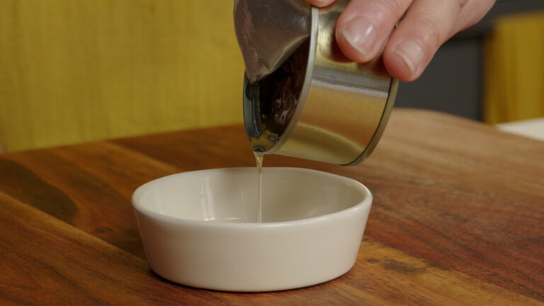 Para cocinar esta receta de macarrones con atún y cebolla vamos a hacer uso de la cocina de aprovechamiento, algo esencial hoy en día.