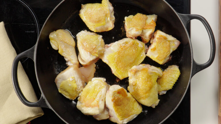 Un consejo para cocinar esta receta de pollo a la cerveza consiste en dorar el pollo con su propia piel.