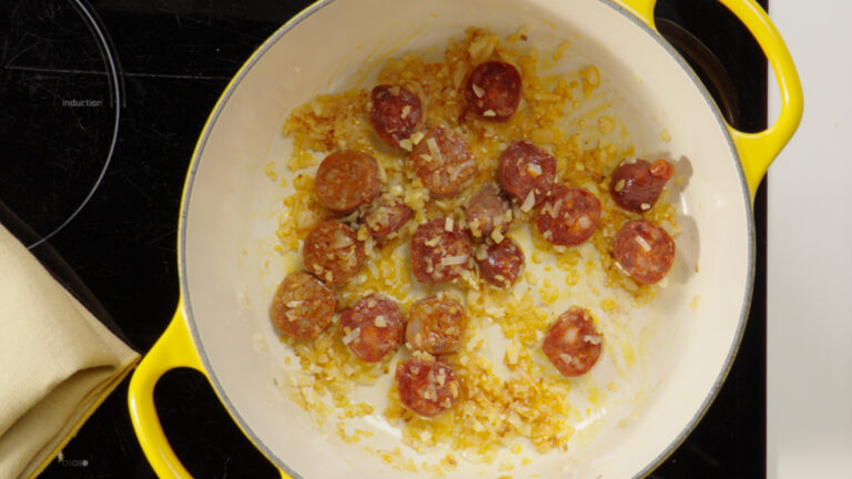 El consejo para que te quede un potaje más sabroso es sofreír el chorizo a fuego suave durante unos cuatro minutos.