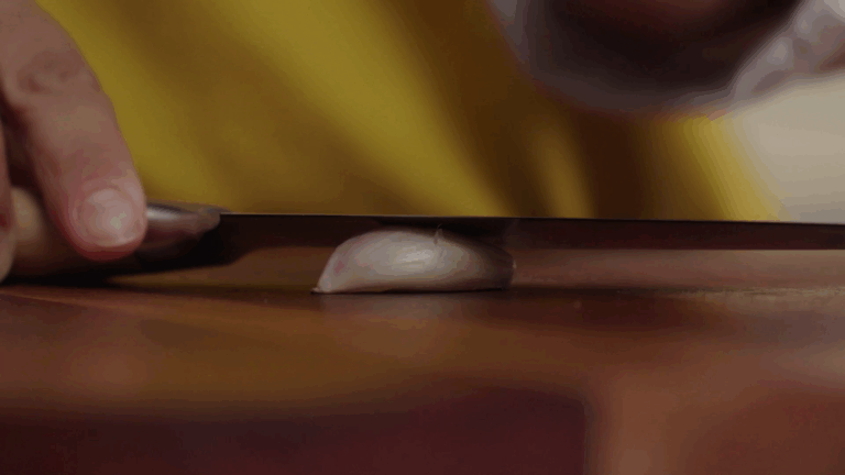 Si quieres que esta buenísima sopa de arroz tenga todavía más sabor, a la hora de preparar los ingredientes, chafa los ajos.