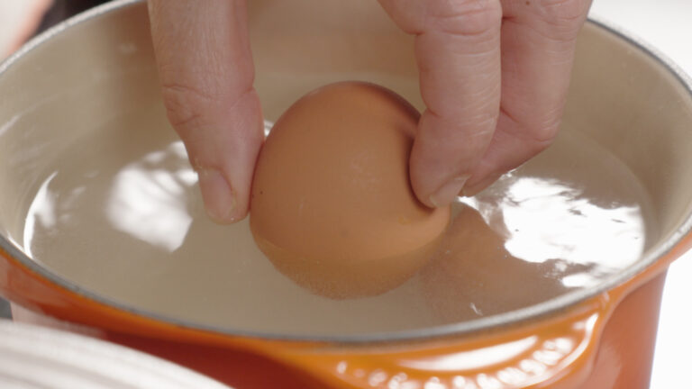 Un consejo para cocinar esta receta de sopa de cocido consiste en cocer los huevos en abundante sal.