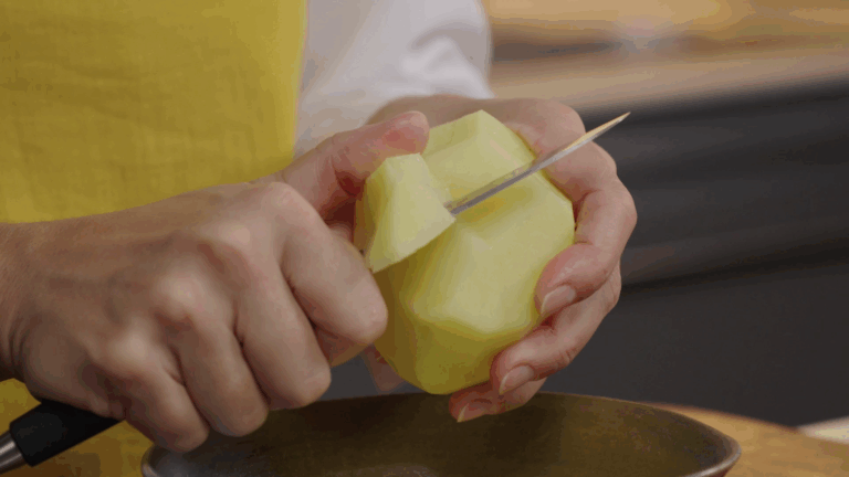 En la elaboración de la sopa de cocido con pasta, un paso crucial es el corte peculiar de la patata mediante el chascado.