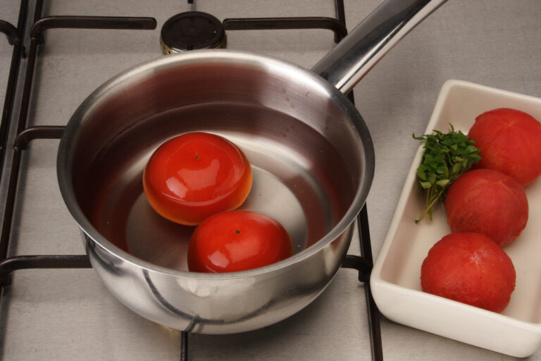 Si quieres pelar los tomates con facilidad solo debes realizarles un corte en forma de cruz en la base.