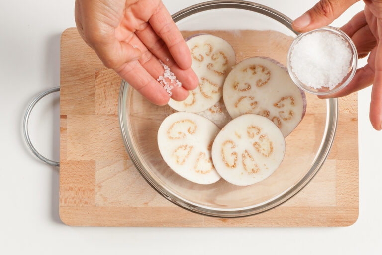 Dejar reposar las berenjena con sal gruesa