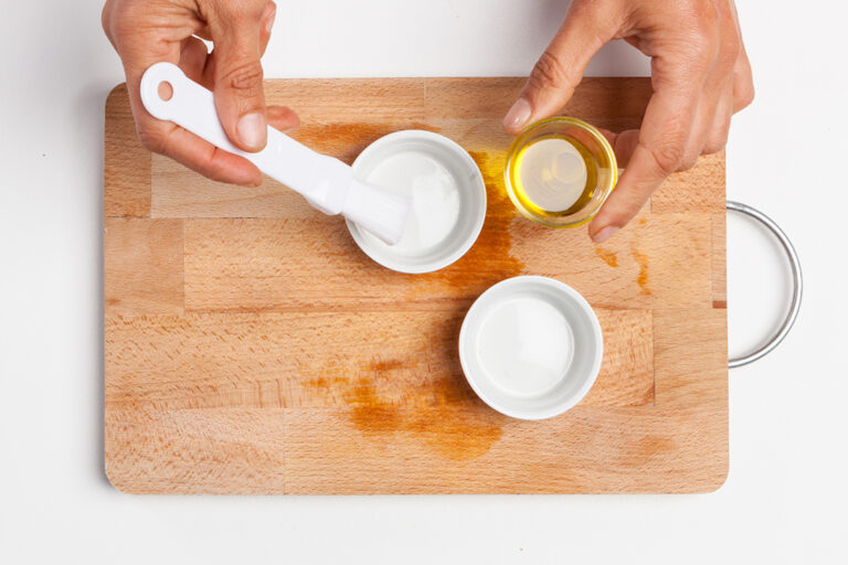 Engrasa los moldes con aceite