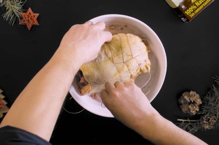 &nbsp; para que el pollo relleno quede uniforme has de atar las patas y las alas de modo que queden pegadas a su cuerpo.