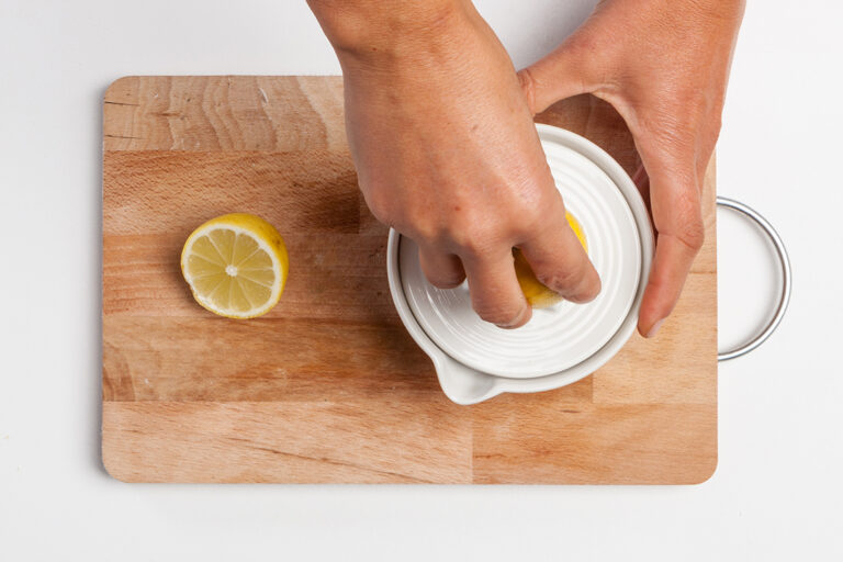 Mezclar los garbanzos con el jugo de limón