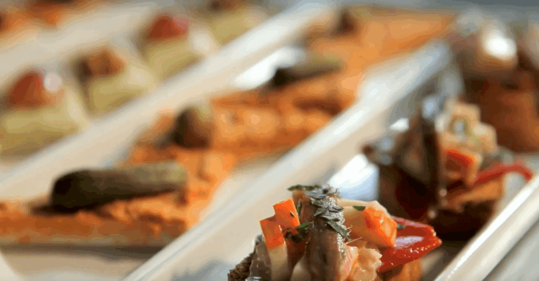 Para darle un aspecto fresco y reluciente a tus canapés, un consejo infalible es incorporar gelatina, que les proporcionará un brillo adicional y una presentación impecable.