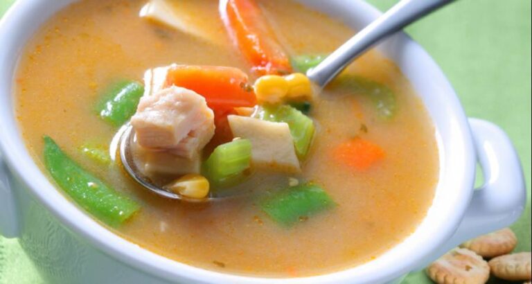 La sopa es una receta ideal para cocinar en gran cantidad y dejar preparada en la nevera, lista para calentar en cualquier momento.