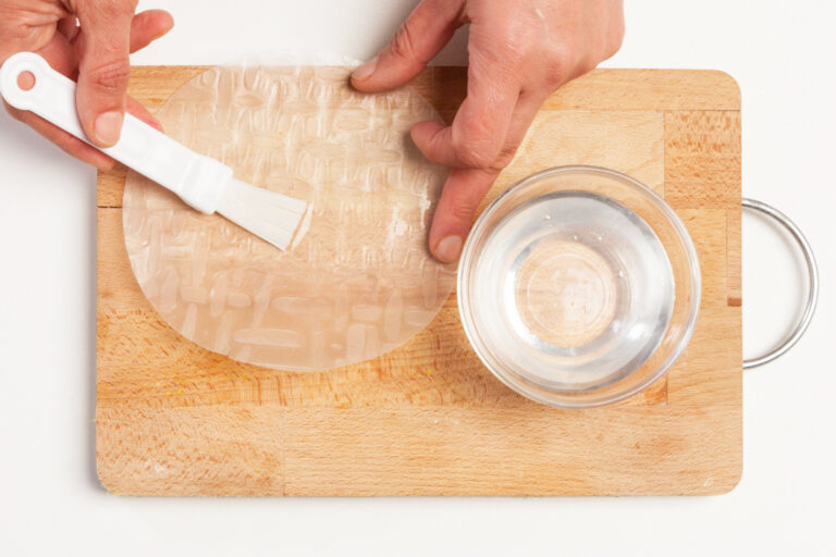 Baña los discos de pasta de arroz