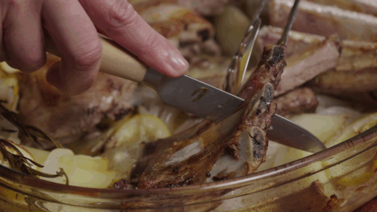 Uno de los momentos más importantes de este plato es comprobar que la carne haya quedado bien hecha, en su punto.
