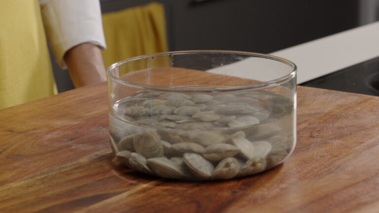 Un consejo para cocinar esta merluza en salsa verde con almejas y gambas para que te quede bien fina y sin ningún tropezón arenoso en boca, es que cuides muy bien las almejas.