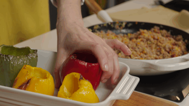 Para que los pimientos rellenos te queden aún más sabrosos y apetitosos, apúntate este&nbsp; súper truco gallina blanca: antes de hacer cualquier otra cosa, coge los pimientos, córtalos y vacíalos de semillas y de nervios, que ya estén listos para rellenar.