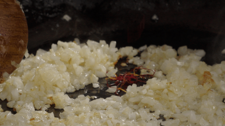 Un consejo para cocinar este risotto de pollo está en el sofrito y las hebras de azafrán.