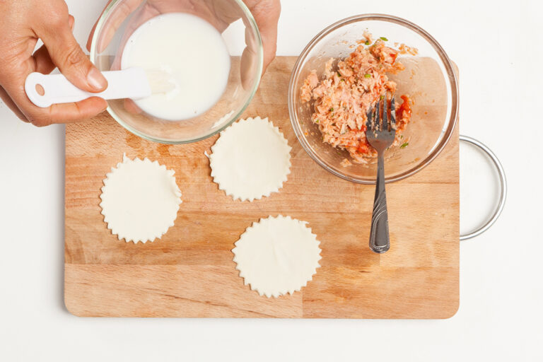Pintar los bordes de la masa con leche
