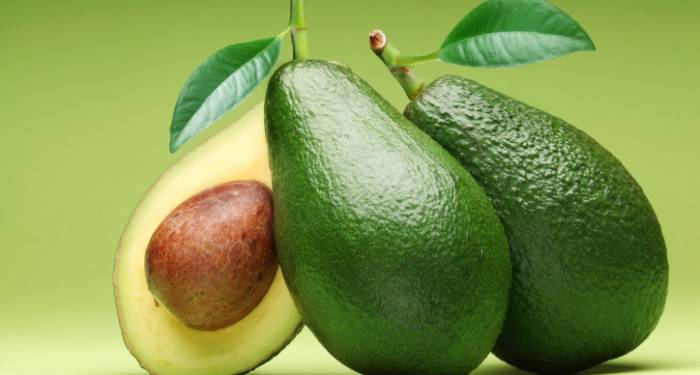 Si quieres evitar que se oxide el aguacate al pelarlo y coja un desagradable color negruzco puedes probar de echarle un chorrito de limón por encima o un poco de aceite de oliva.