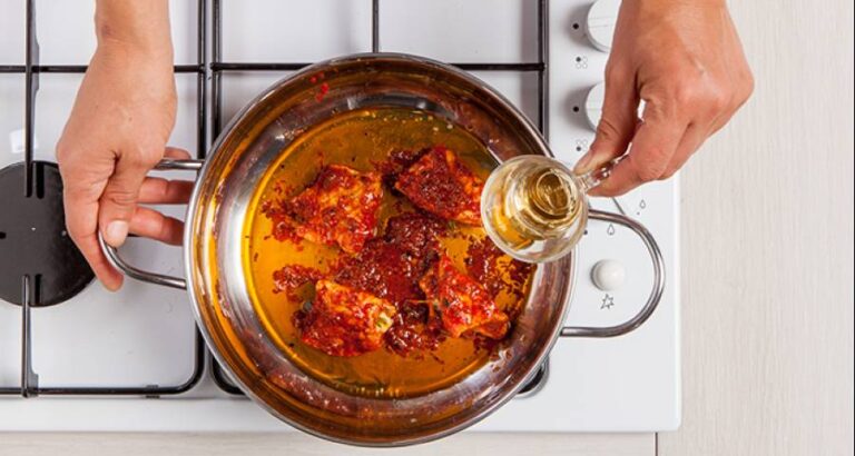 Una sencilla manera de cocinar un asado más aromático es desgrasarlo con brandy u otros licores.