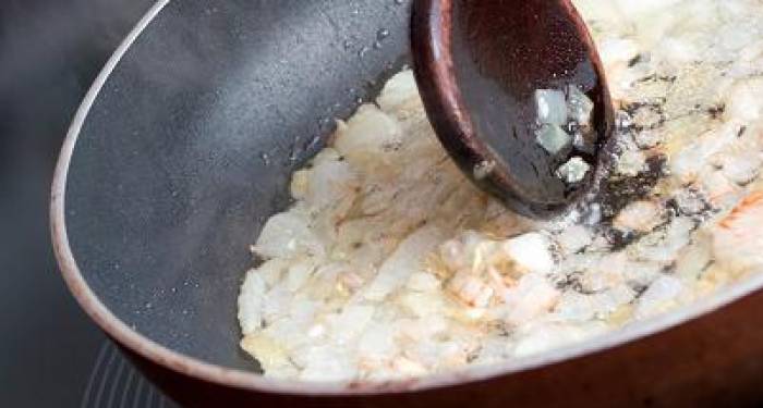 Agiliza el sofrito de cebolla