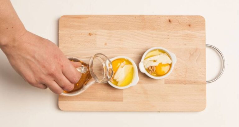 Preparar los huevos al horno te da la oportunidad de incorporar otros ingredientes y cocinar un plato más completo.