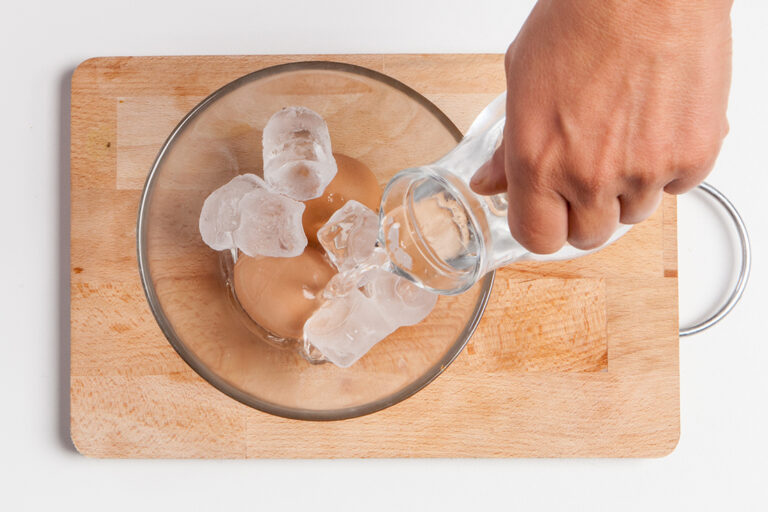 Pelar los huevos hervidos muy fácilmente