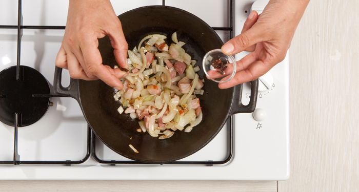 Sazonar la panceta con clavo de olor