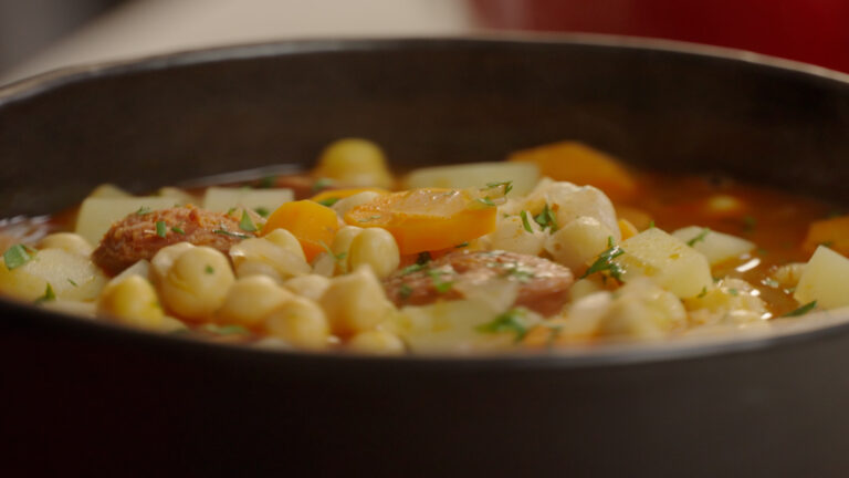 A menudo, se tiende a pensar que preparar un cocido de garbanzos requiere de mucho tiempo.