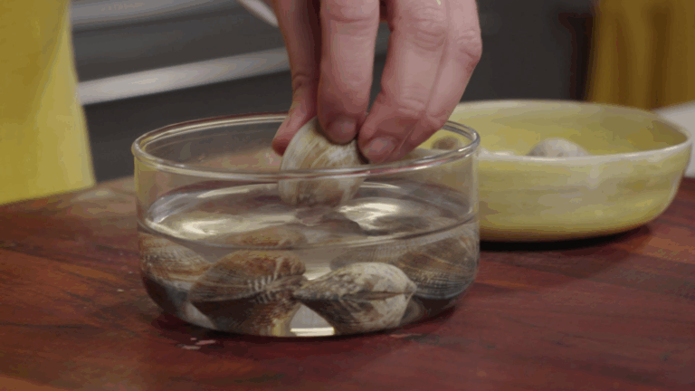Las almejas es posible que tengan un poco de tierra en su interior, algo completamente normal, pero nada agradable cuando las comemos.